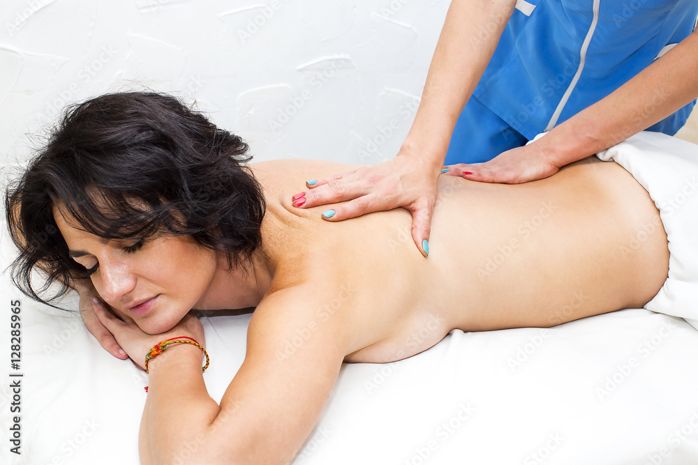 Obraz premium Young girl doing a massage in the beauty salon