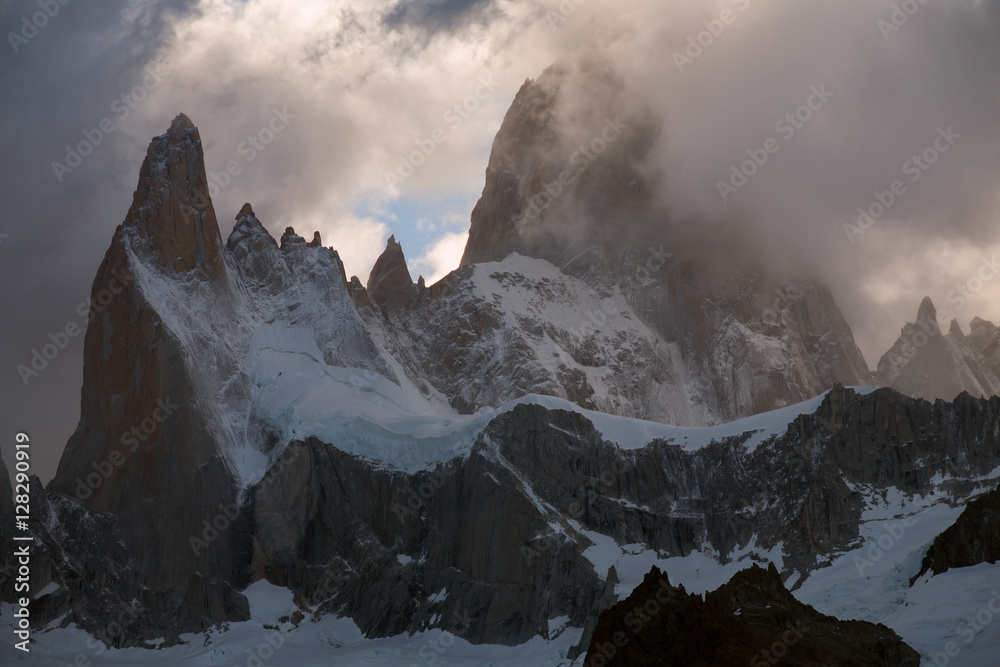 Obraz premium Pointed peaks in the clouds. Argentina. Patagonia.