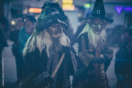 Hexe bei einem Perchtenlauf im Advent
