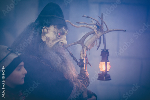 Hexe bei einem Perchtenlauf im Advent