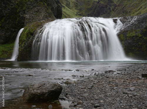 Der Wasserfall Stj  rnafoss Kirkjub  jarklaustur in Island