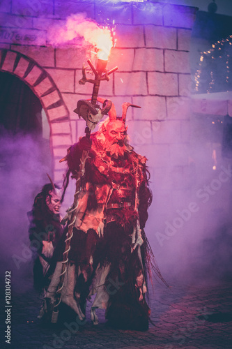 Perchten bei einem Perchtenlauf im Advent	