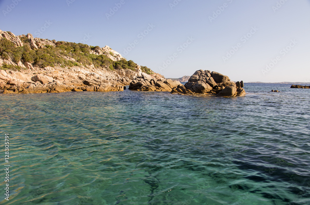 In Sardegna mare e cielo, acqua e rocce, acqua limpida, sole sull'isola. In Sardegna mare e cielo, acqua e rocce, acqua limpida, sole sull'isola.