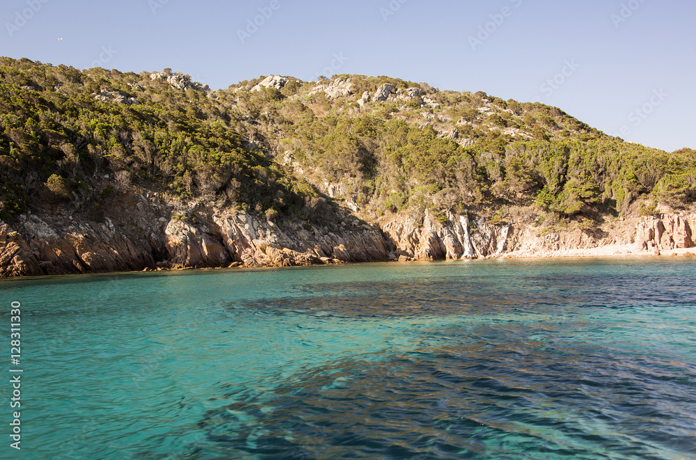 Stintino, in Sardegna mare e cielo, acqua e rocce, acqua limpida, sole sull'isola. Stintino, in Sardegna mare e cielo, acqua e rocce, acqua limpida, sole sull'isola.