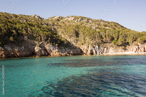 Stintino, in Sardegna mare e cielo, acqua e rocce, acqua limpida, sole sull'isola. 