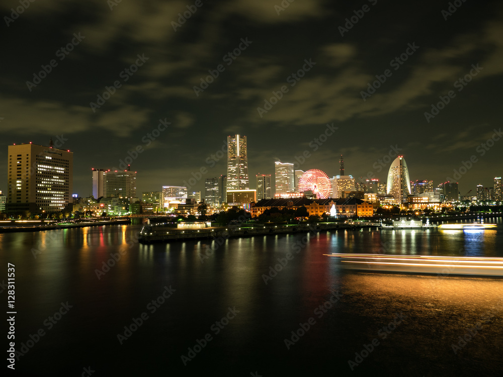 横浜の夜の港