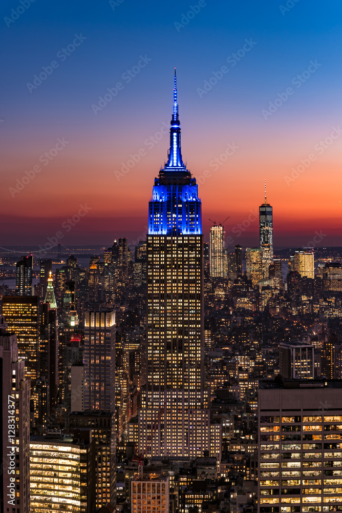 エンパイアステートビルのライトアップとニューヨークの夜景 Stock