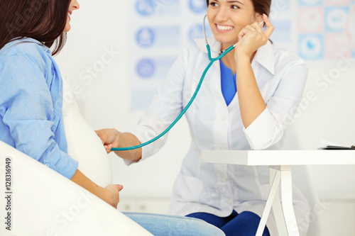 Doctor examining pregnant w...