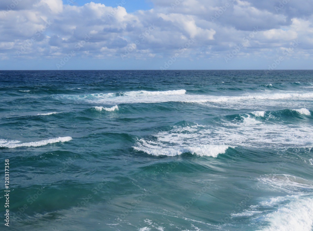 Ocean Waves and Horizon