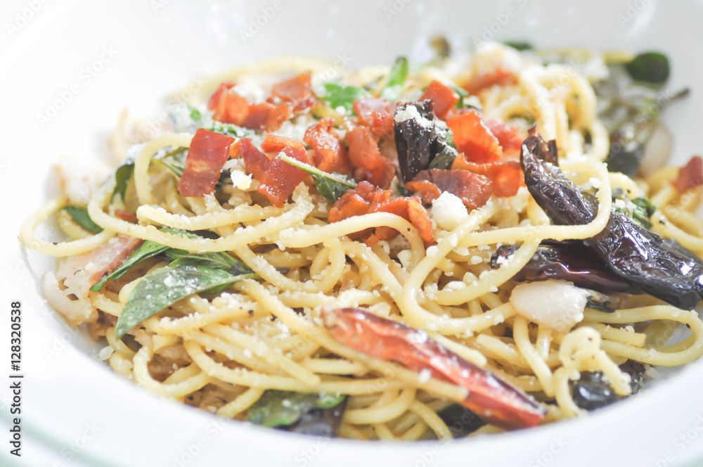 spicy spaghetti, spaghetti with bacon and chili spicy spaghetti, spaghetti with bacon and chili