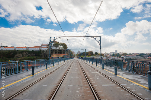 Travel, Portugal, Porto,Dom Luis 1 Bridge / World heritage に指定された街に架かるDom Luis 1 橋とTram の線路です。
