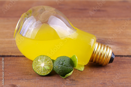 Tableau sur toile calamansi on bulb with orange drink