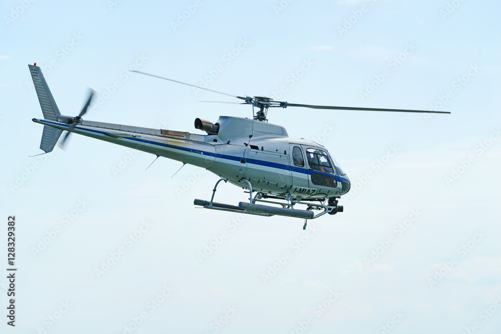 Elicottero in volo. Elicottero in volo.