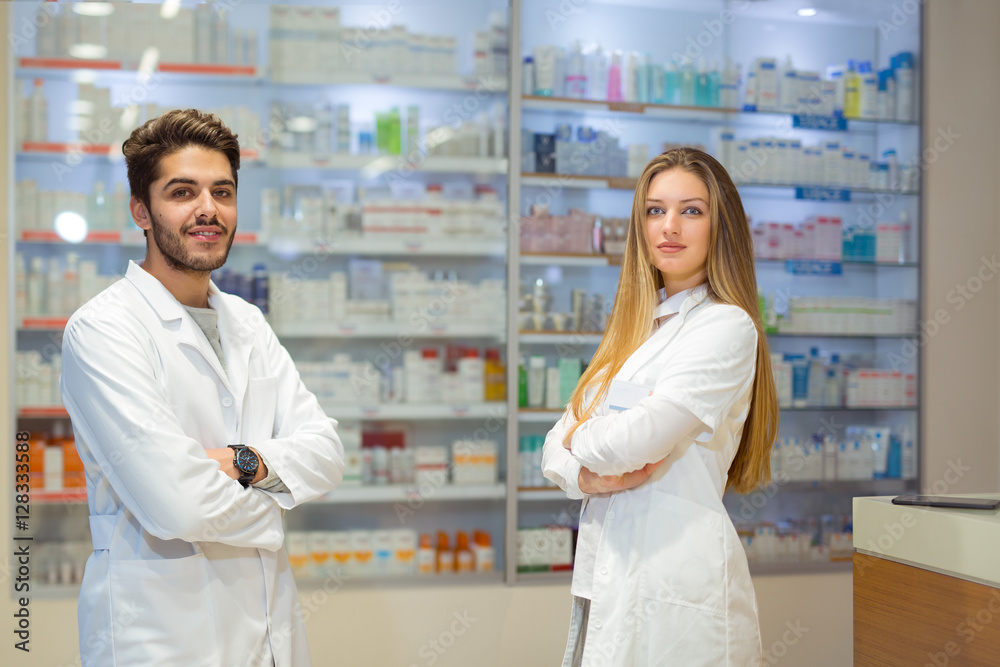 Obraz premium Pharmacists using digital tablet while checking medicine in pharmacy