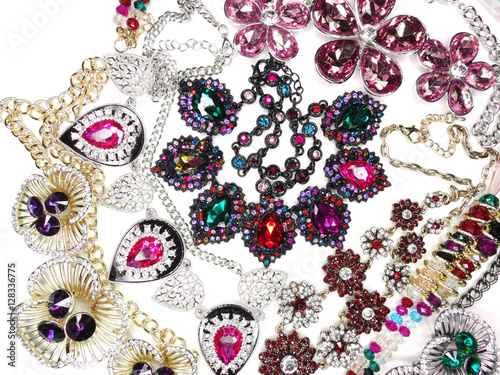 Obraz na płótnie jewelry necklace with bright crystals fashion background w salonie