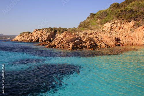 Stintino, in Sardegna mare e cielo, acqua e rocce, acqua limpida, sole sull'isola. 