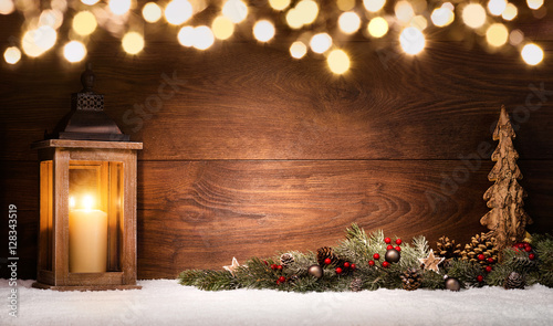 Weihnachten Arrangement mit Laterne, Weihnachtsdeko und Lichtern, Textfreiraum auf dunklem Holz  photo