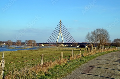 Niederrheinlanfschaft mit Niederrheinbrücke Wesel und Hochwasser des Rheins im Winter