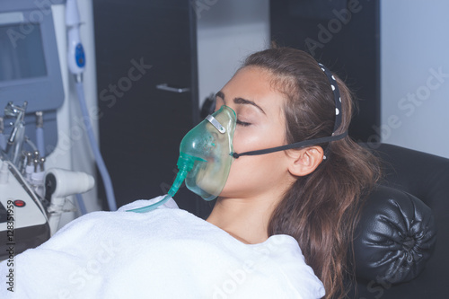 Canvas Print young woman with oxygen mask