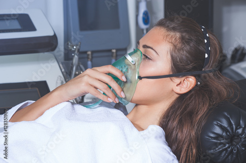 Fotografia young woman with oxygen mask