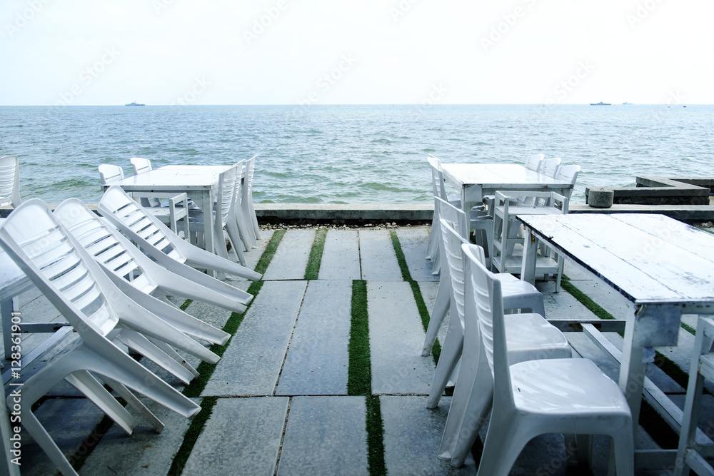 Obraz premium table in the restaurant on the sea background