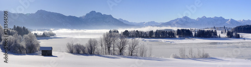 Panorama Winterlandschaft in Bayern mit Alpen © Wolfilser