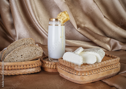 Obraz na płótnie organic milk in glass honey, almonds and goat cheese w salonie