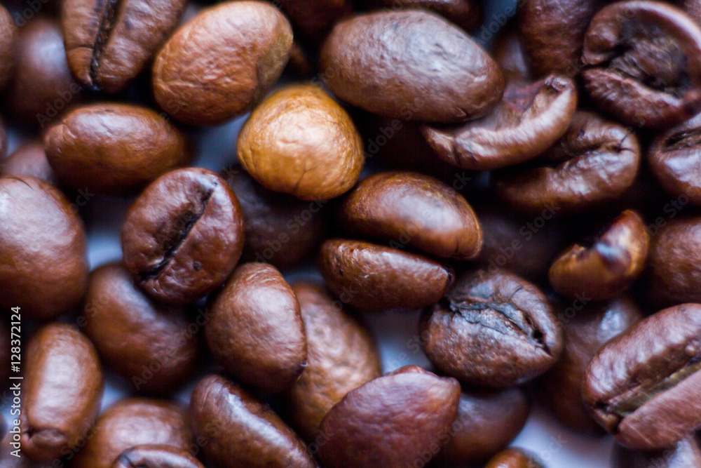 Close up beans on a white background. Coffee on the entire screen for the background. Roasted coffee beans brown. Lots of coffee in high definition. Close up beans on a white background. Coffee on the entire screen for the background. Roasted coffee beans brown. Lots of coffee in high definition.
