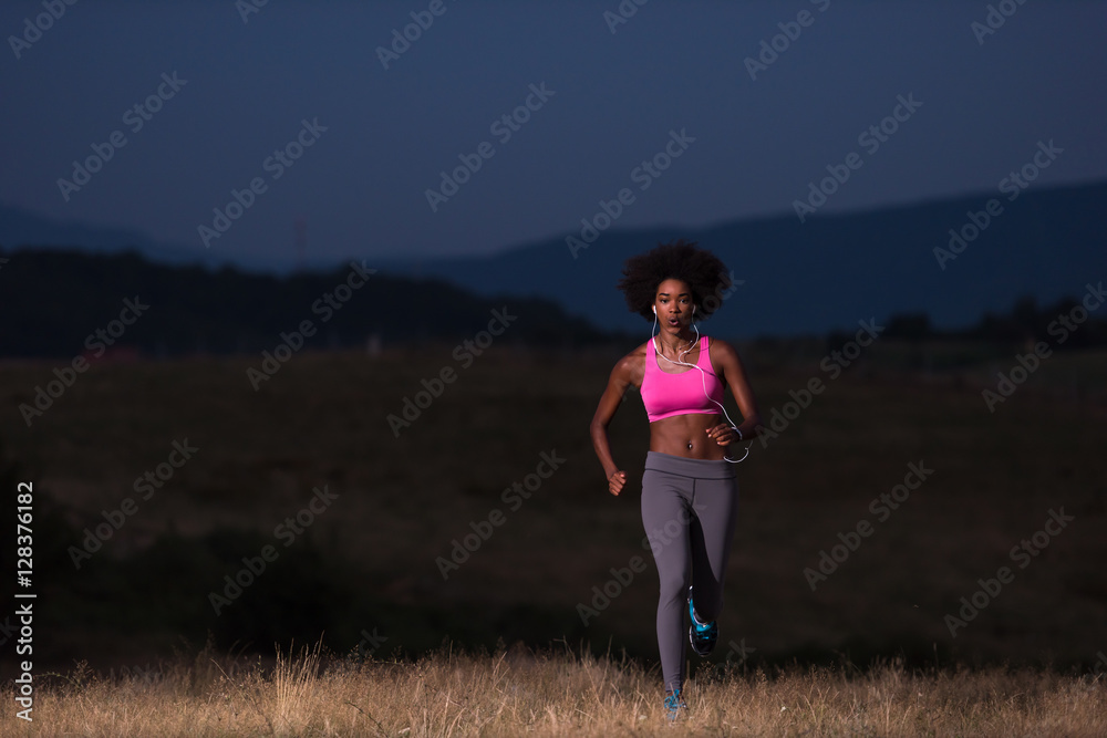 Obraz premium Young African american woman jogging in nature