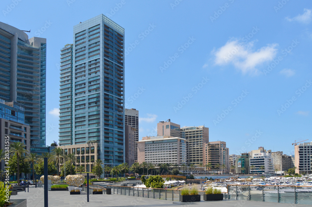 Naklejka premium Nowoczesne centrum Bejrutu - nowa przystań i rozwój hotelu