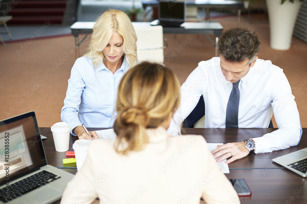 Obraz premium Financial management. Shot of a financial businesswoman using touchpad while presenting her idea to her coworkers while on business meeting. 