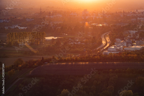 Schnellstrasse mit Autos im Gegenlicht