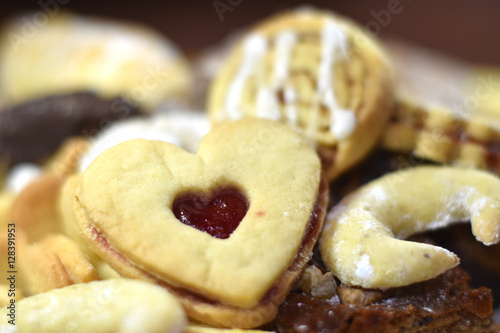Weihnachtsbäckerei - Herz-Keks und Vanillekipferl © fotomarekka