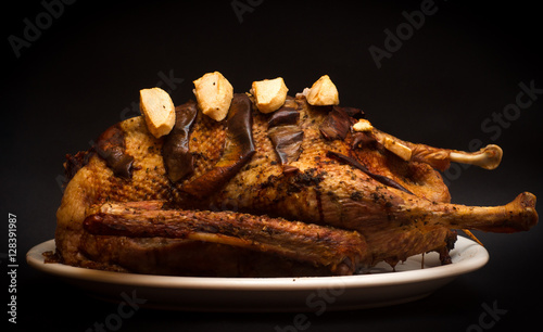Obraz na płótnie goose stuffed with apples and pumpkin baked to celebrate holidays w salonie