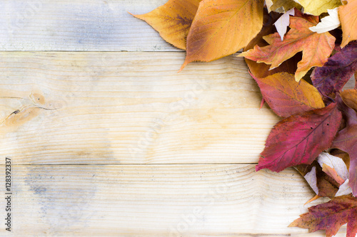 Fotografia Autumn fall leaves on rustic wooden table as sale email backgrou