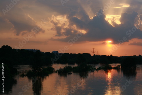 Obraz na płótnie Zachód slońca nad rzeką w salonie