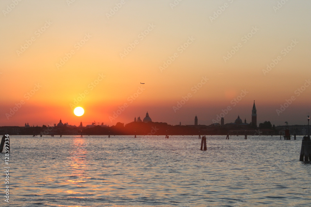 Sonnenuntergang in Venedig-Flugzeug vor Sonnenuntergang