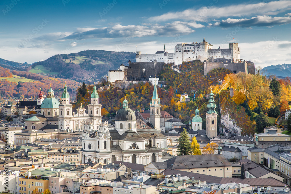 Fototapeta premium Klasyczny widok Salzburga jesienią, Austria