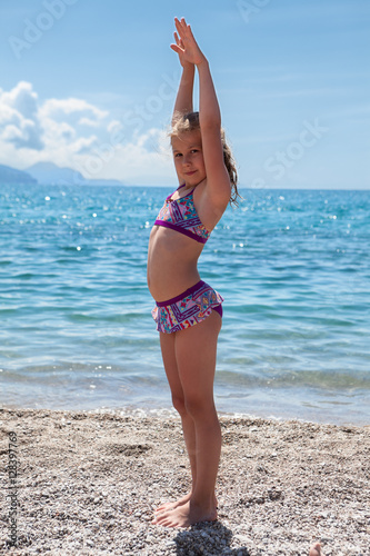 Photo Full lenght portrait of sporty Caucasian pretty girl in swimwear on sandy beach on seashore