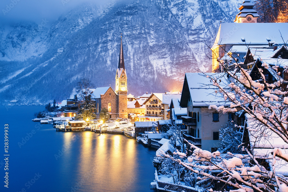 Fototapeta premium Zimowy widok na Hallstatt, tradycyjną austriacką wioskę z drewna, światowego dziedzictwa kulturowego UNESCO. Boże Narodzenie widok.