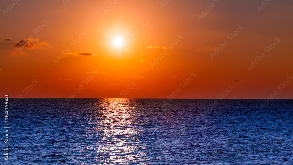 Naklejka premium Beautiful sunset. Amazing summer sunset. sea sunset. sunset and