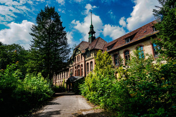 Wandcirkels Oud Ziekenhuis Beelitz Verweerde gevel van Beelitz-Heilstätten  © Volker