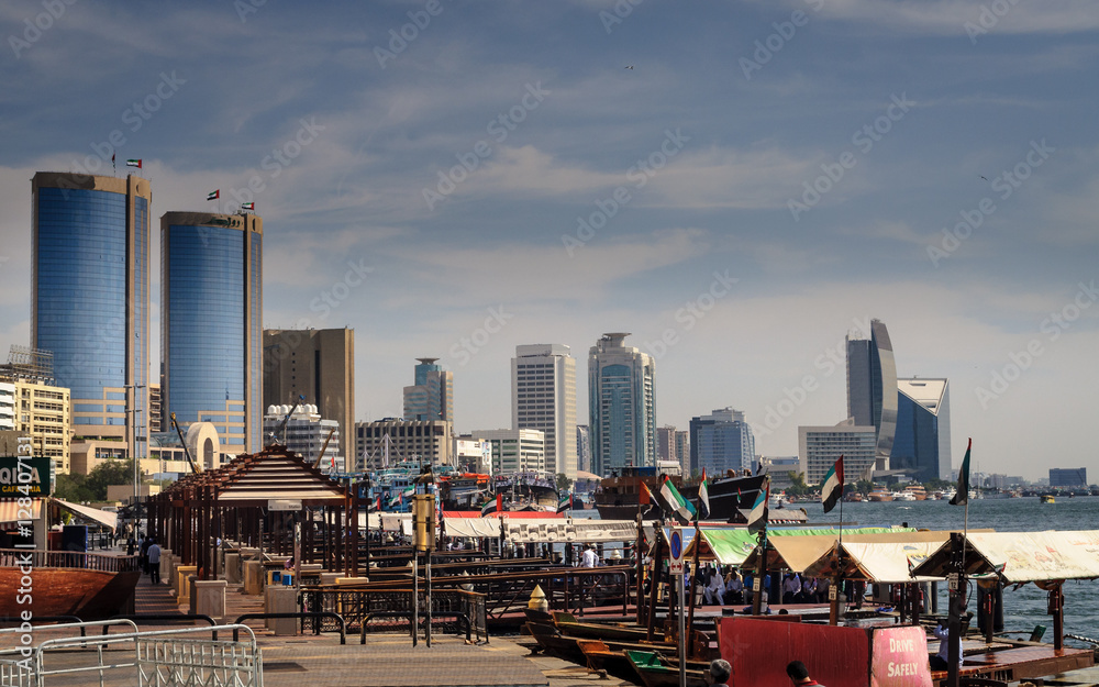 Parada de taxis acuáticos (abras) en Dubai