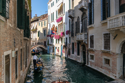 Góndola en las calles de Venecia