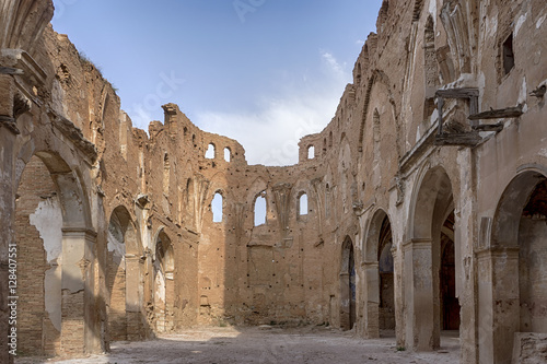 interior de las iglesias de Belchite destruidas por los bombardeos de la guerra civil de España