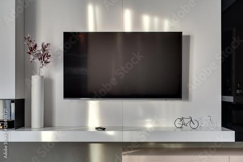 TV on the wall © Andriy Bezuglov