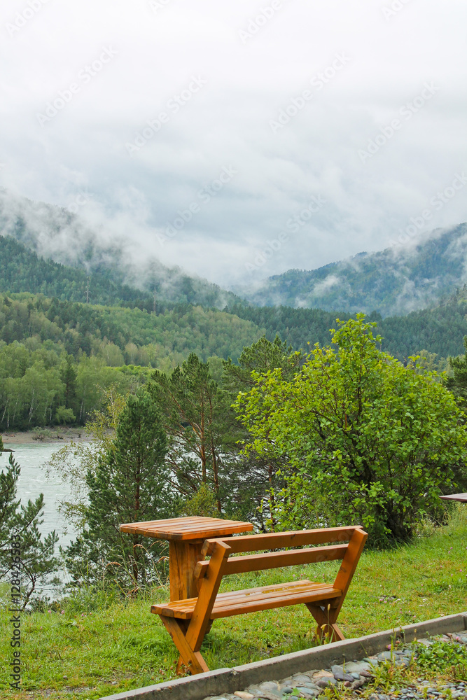 место для отдых, скамейка и стол, живописное место горного Алтая, Россия
