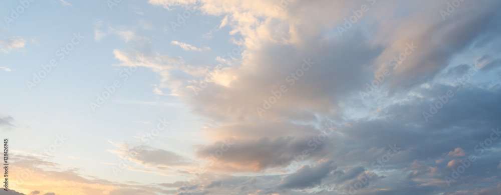 Obraz premium Piękne niebo zachód słońca i chmury w czasie zmierzchu