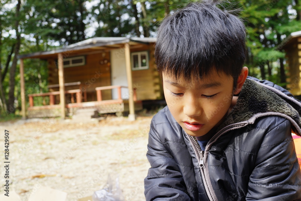 キャンプ場の少年 笑顔 フード BBQ 屋外 小学生 キャンプ場の少年 笑顔 フード BBQ 屋外 小学生