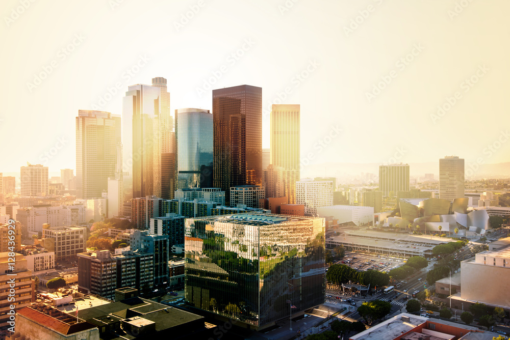 Fototapeta premium Los Angeles, Kalifornia, USA centrum miasta miasta o zachodzie słońca